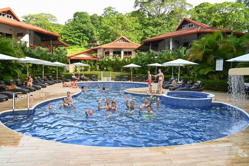 Families genieten van het zwembad bij een lodge in het groene regenwoud van Costa Rica.