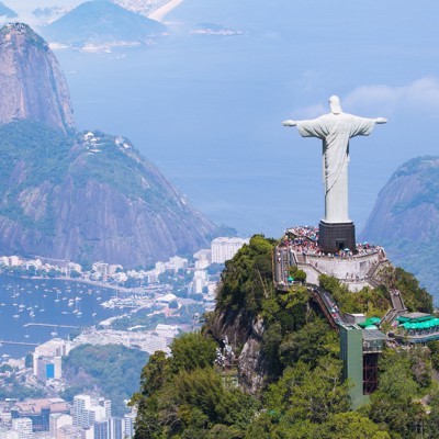 Christus de Verlosser op de Corcovado met uitzicht op Rio de Janeiro en de Suikerbroodberg.
