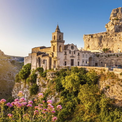 Uitzicht op de kathedraal en rotswoningen van Matera tijdens een wandelvakantie in Italië, Puglia & Matera.
