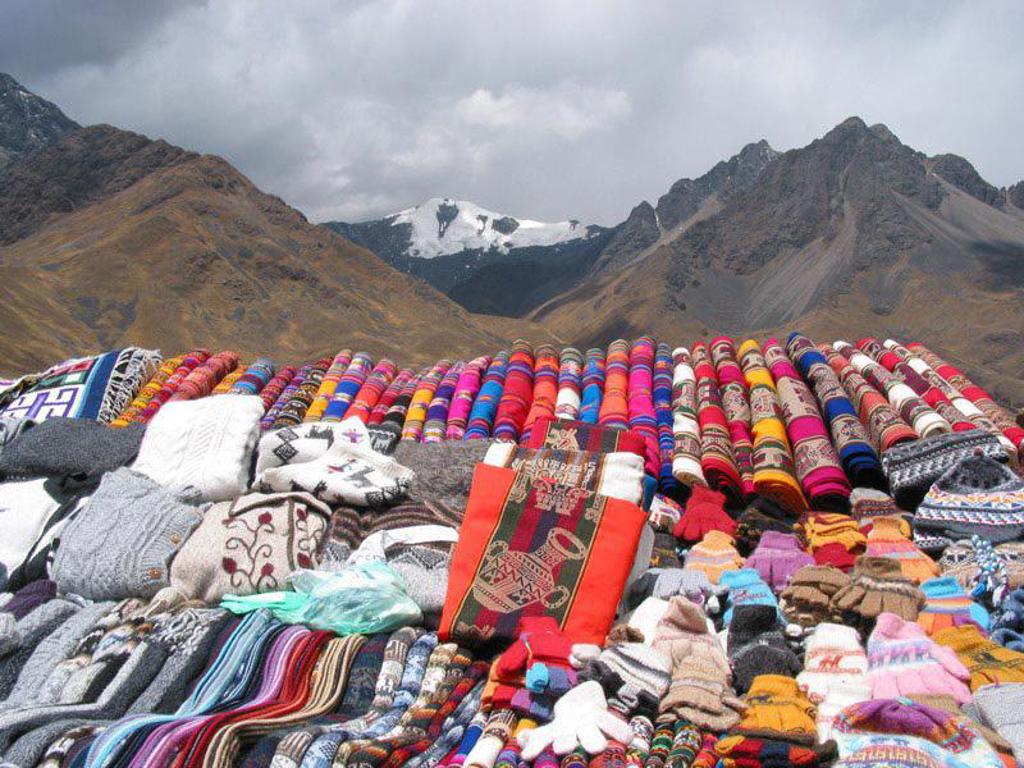 Groene berghellingen met mist in de Andes tijdens een familiereis door Peru.