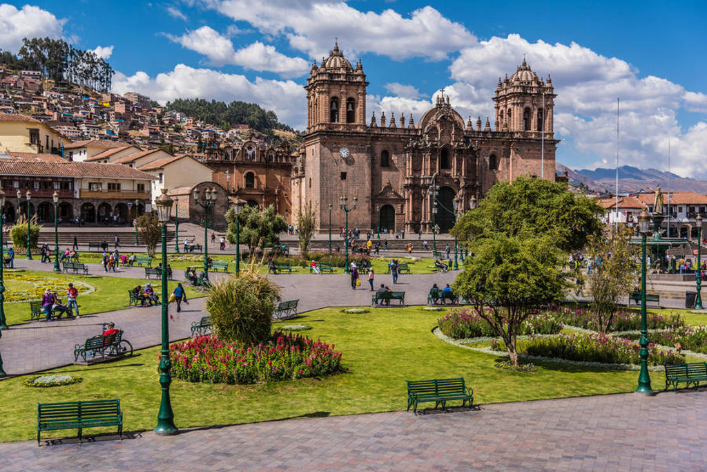 Plaza de Armas in Cusco met de kathedraal en groen stadspark, Peru.