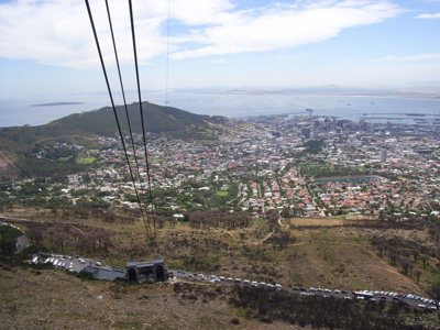 Uitzicht vanaf de kabelbaan op Tafelberg over Kaapstad en de Atlantische Oceaan.