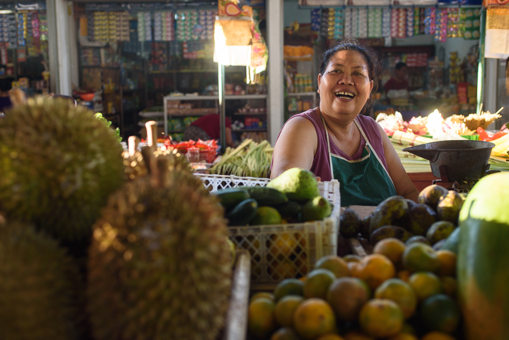 Vrouw achter een kraam met vers fruit op een lokale markt tijdens de groepsrondreis Java & Bali.