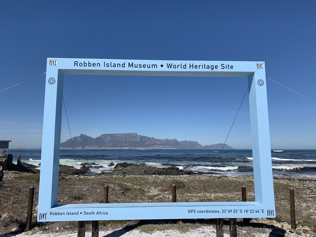 Fotolijst bij Robben Island Museum met uitzicht op de oceaan en de Tafelberg bij Kaapstad, Zuid-Afrika.