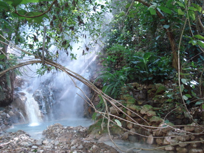 Waterval met helderblauw water in het regenwoud langs de Route Ruta Maya in Mexico, Guatemala en Honduras.