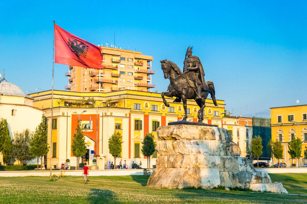 Standbeeld van Skanderbeg met Albanese vlag op het Skanderbegplein in Tirana tijdens een 22-35ers reis Albanië.
