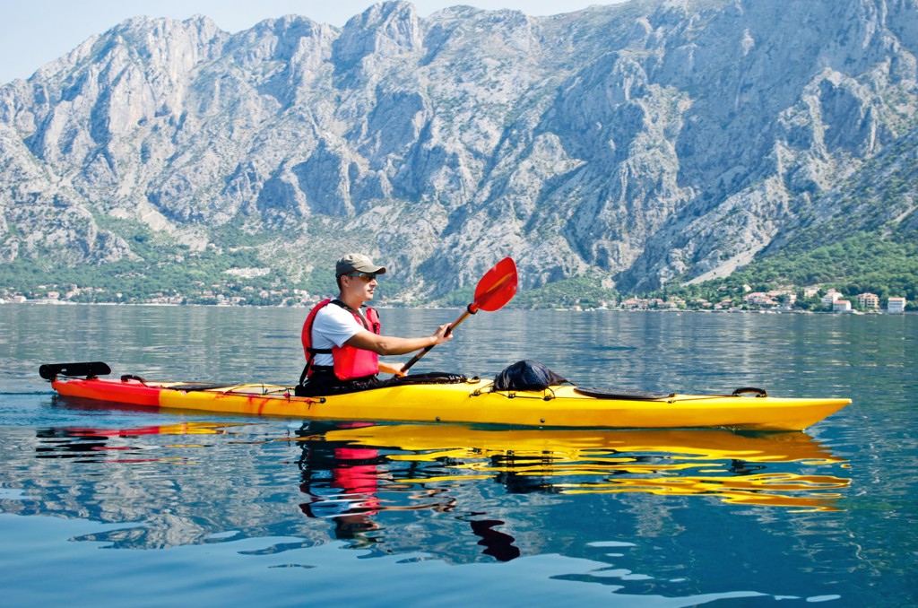 Kajakken op de Baai van Kotor in Montenegro tijdens de 22-35ers reis Balkan.