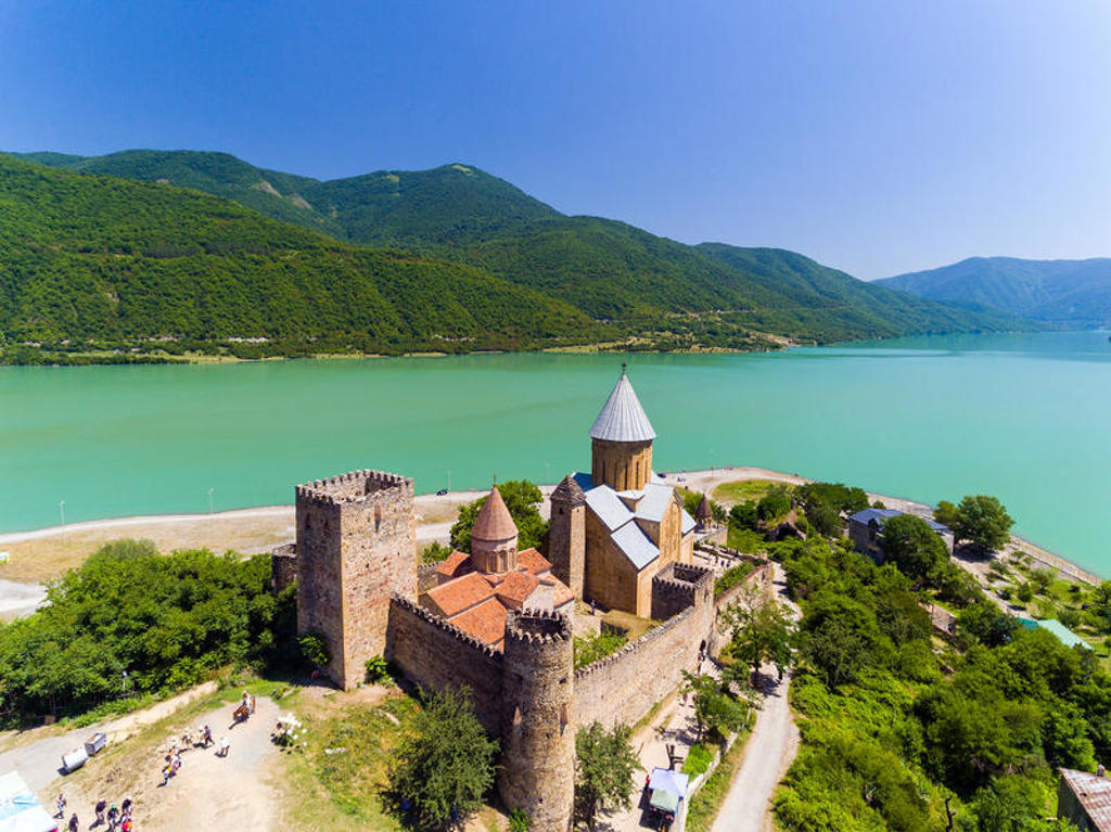 Uitzicht op het Ananuri-fort en klooster aan het turquoise Zhinvali-stuwmeer in Georgië.