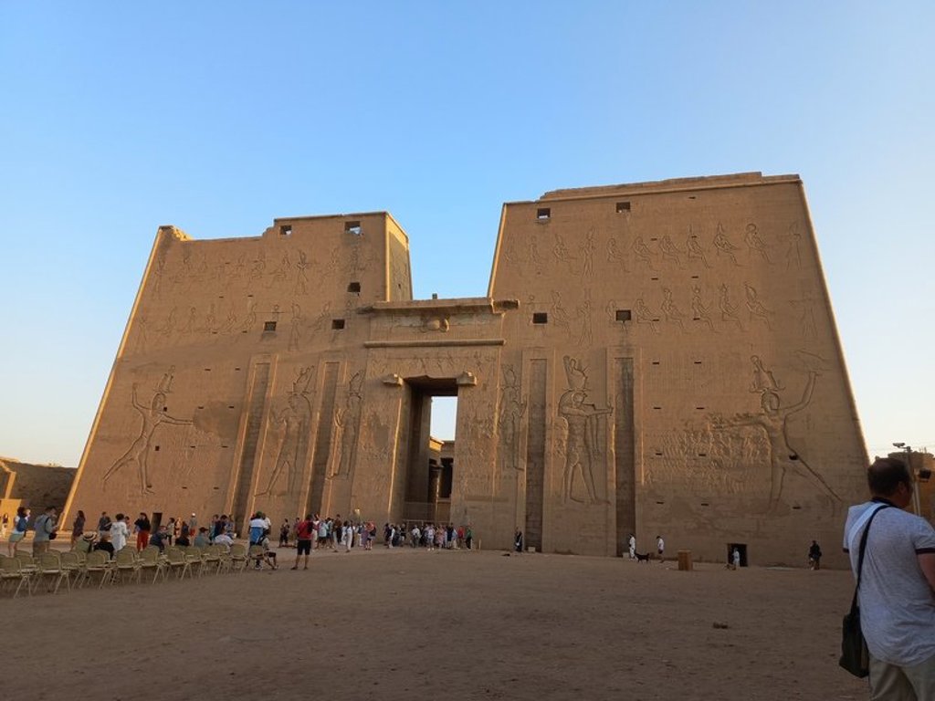 Boot met zeilen op de Nijl tijdens de groepsrondreis Egypte Hoogtepunten.