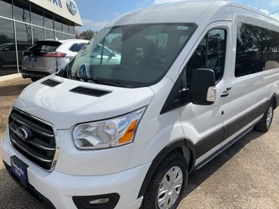 Witte minibus voor busvervoer tijdens een rondreis in Amerika.