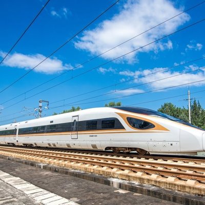 Groepsrondreis Zijderoute met de trein: groene rijstvelden met irrigatiekanalen.