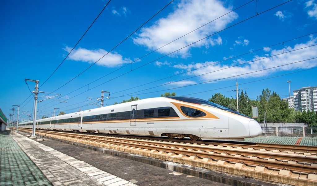 Groepsrondreis Zijderoute met de trein: groene rijstvelden met irrigatiekanalen.