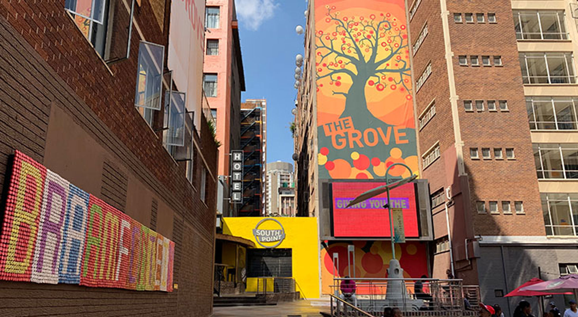 Kleurrijke street art en muurschildering “The Grove” in Maboneng, Johannesburg, Zuid-Afrika.