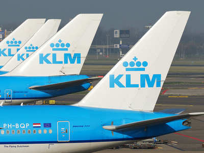 KLM-vliegtuigen op de luchthaven, start van de route Kenia, Tanzania en Zanzibar.