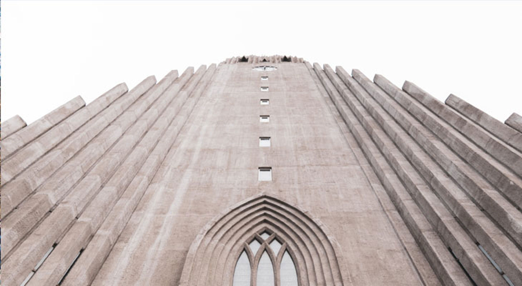 Gevel van de Hallgrímskirkja-kerk in Reykjavik, IJsland, gezien vanaf de voet met symmetrische lijnen omhoog.