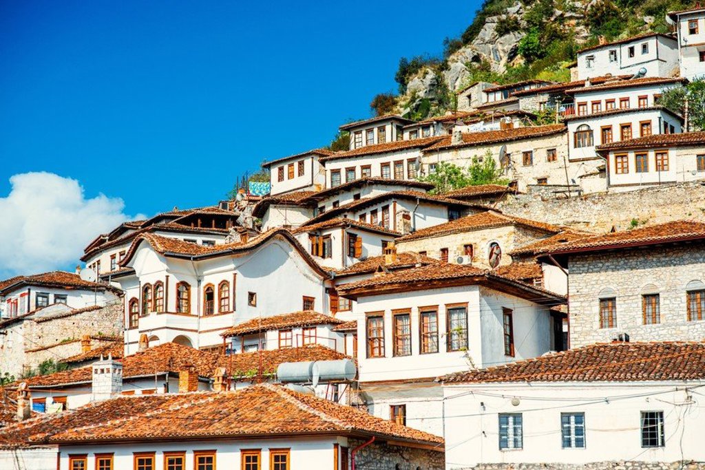 Traditionele Albanese huizen op een heuvel tijdens de 22-35ers reis door Albanië.