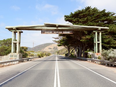 Houten toegangspoort met bord “Great Ocean Road” boven de weg in Australië.