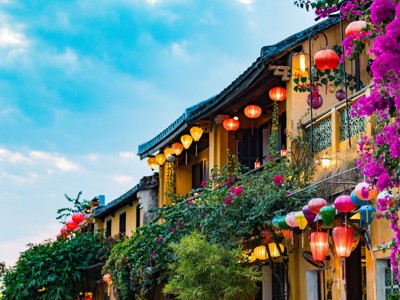 Verlichte lampionnen aan historische gevels in Hoi An tijdens de Route Vietnam.