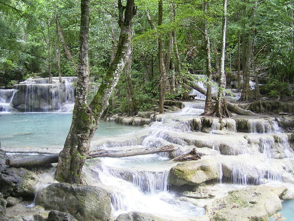 Watervallen met turquoise poelen in een groen regenwoud tijdens de groepsrondreis Thailand Hoogtepunten.