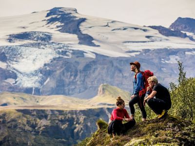 Wandelaars pauzeren met uitzicht op een gletsjer en bergen langs de Route IJsland.