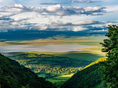Uitzicht over de Ngorongoro-krater met meer en groene savanne in Tanzania tijdens de route Kenia en Tanzania.