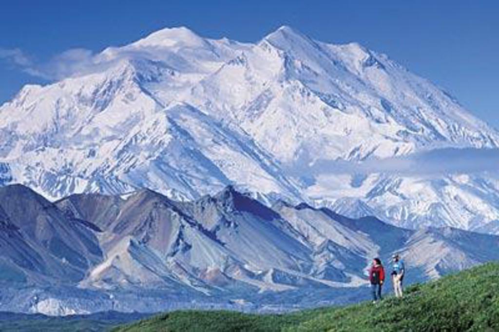 Gletsjer in Alaska met ijsblauwe spleten, tijdens groepsrondreis Alaska kampeer/hotel reis.