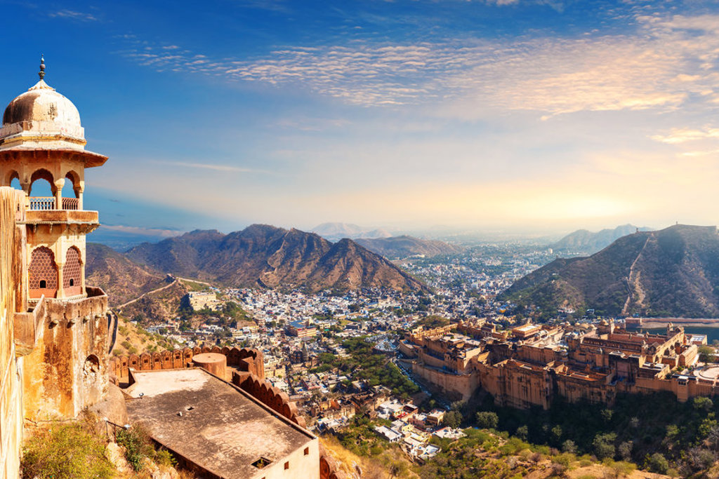 Uitzicht vanaf het Amber Fort over Jaipur en de Aravalli-heuvels tijdens de 22-35ers reis India route.