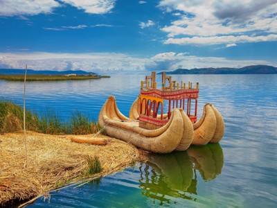 Rieten boot bij het Titicacameer in Peru, onderdeel van de route Peru incl. Amazone.