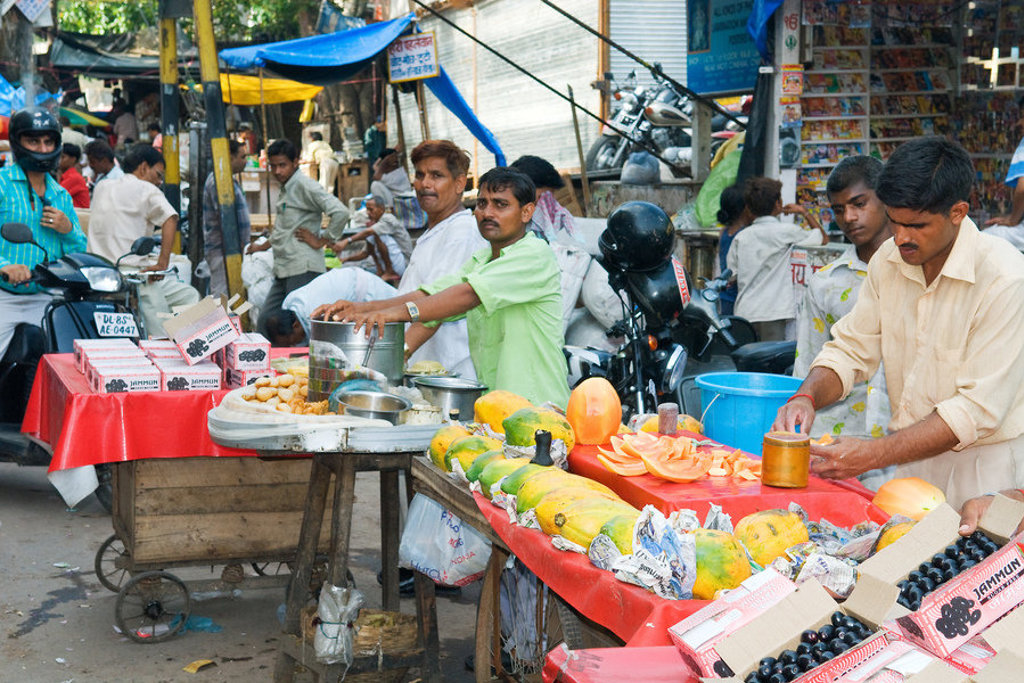 Straatmarkt in Noord-India met fruitkraam en verkopers, tijdens groepsrondreis Noord-India en Nepal.