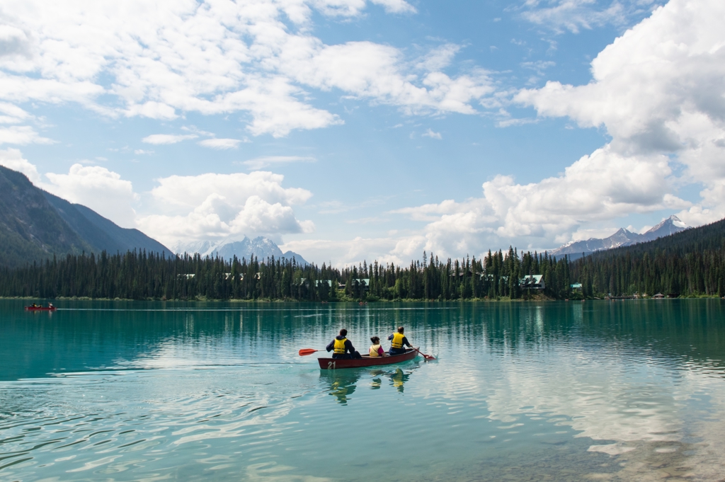 Gezin in kano op turquoise bergmeer in de Canadese Rockies tijdens familiereis Canada West.
