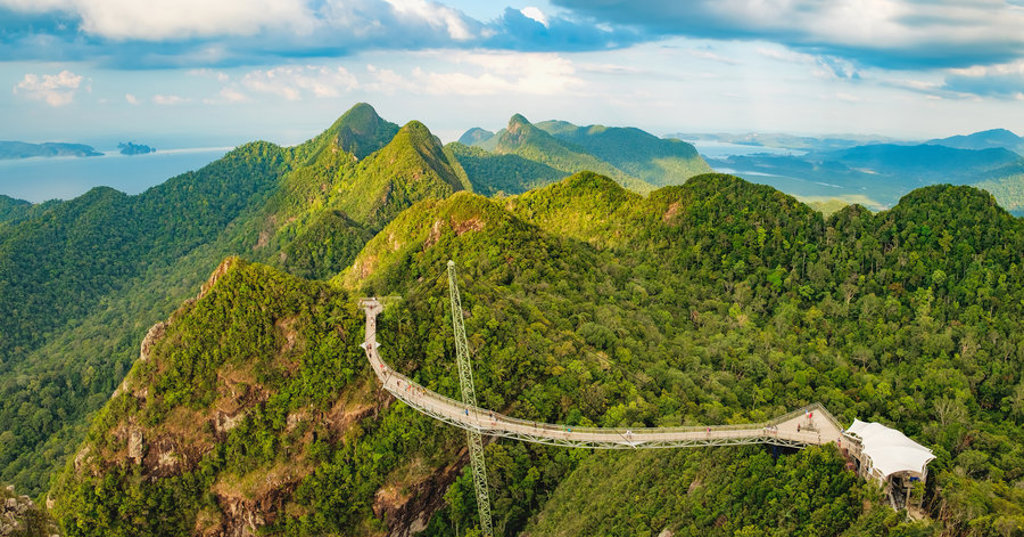 Sky Bridge op Langkawi met uitzicht over groene bergen en zee in West-Maleisië.