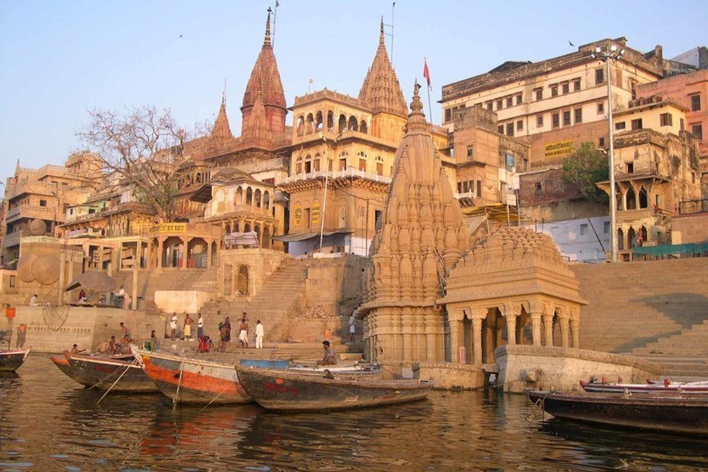 Ghats aan de Ganges in Varanasi met tempels, trappen en boten tijdens groepsrondreis Noord-India en Nepal.