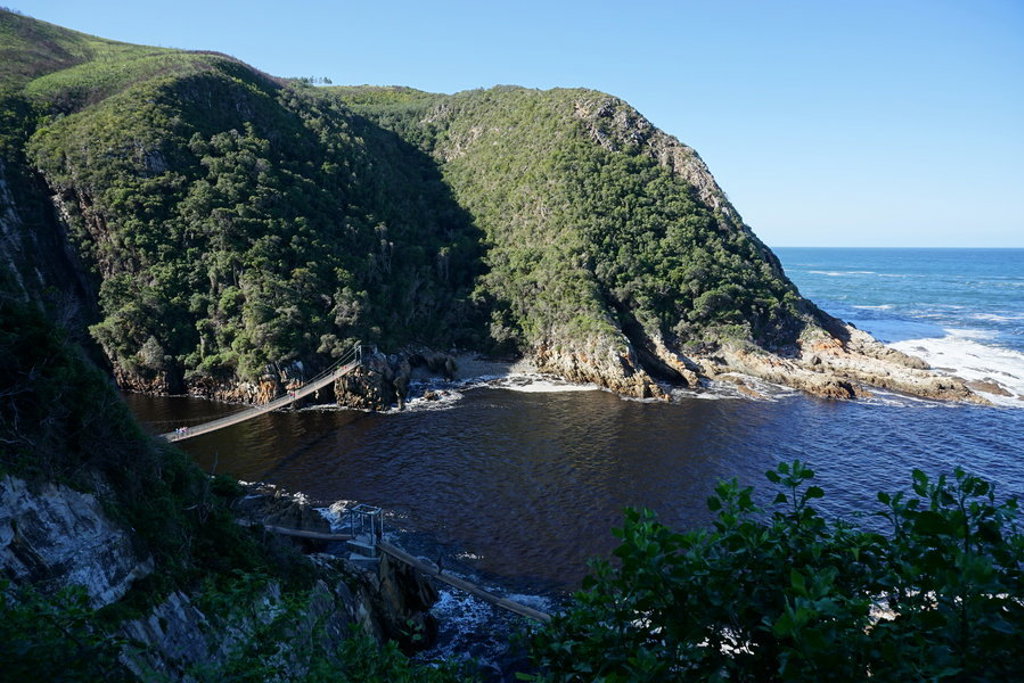 Tsitsikamma hangbrug over de Storms River aan de Tuinroute in Zuid-Afrika.