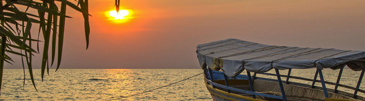 Boot bij zonsondergang op Lake Victoria in Tanzania.