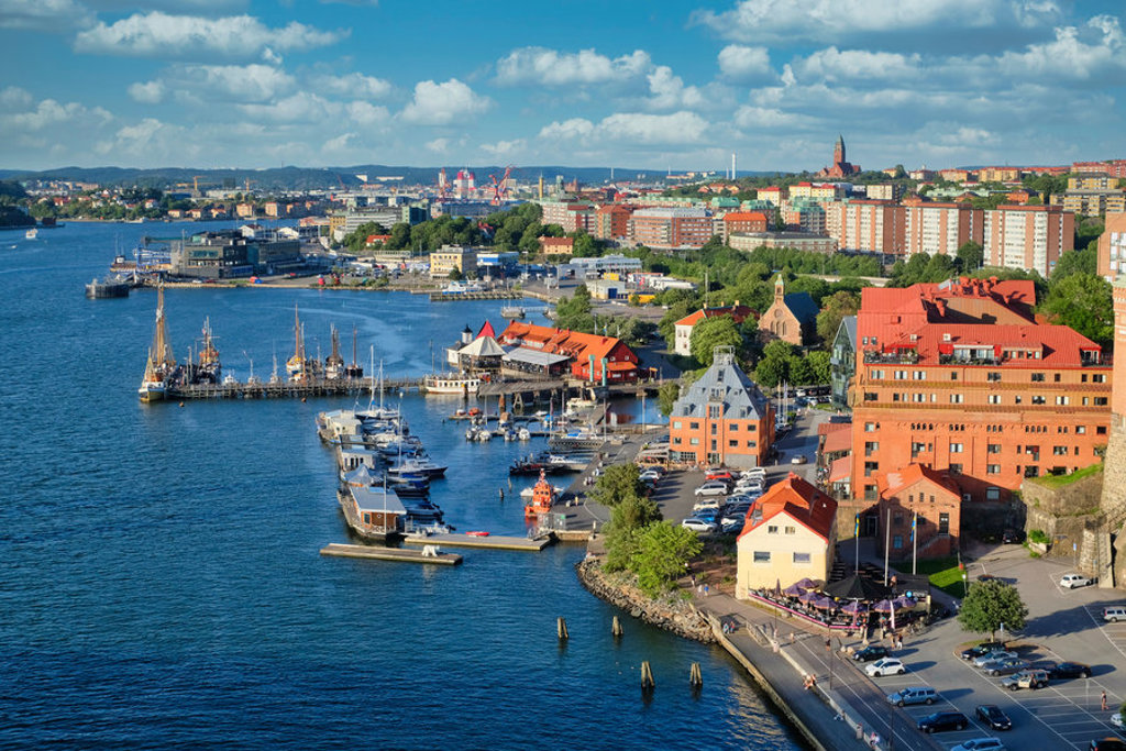 Uitzicht op de haven van Göteborg met boten en kleurrijke gebouwen tijdens een groepsrondreis Scandinavië.