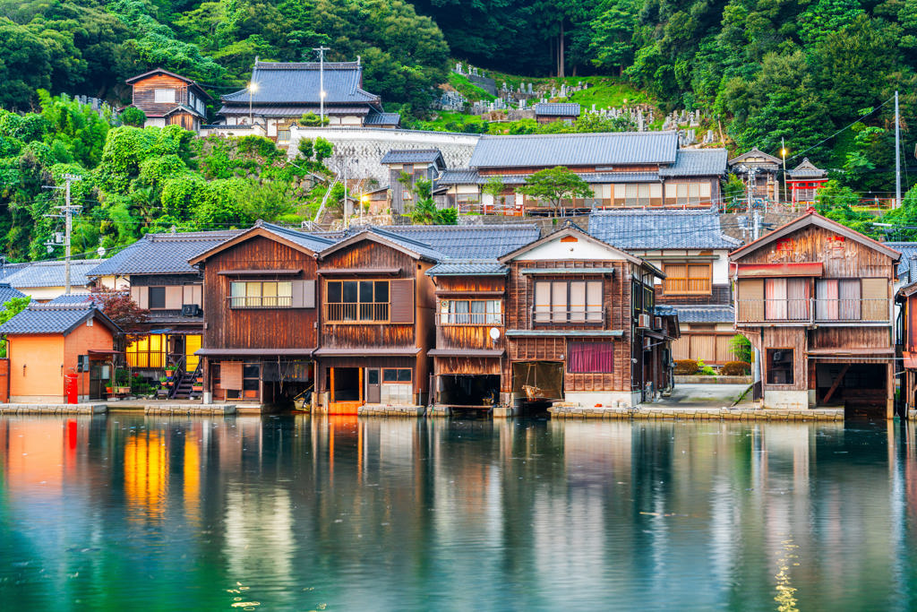 Traditionele houten huizen aan het water in een Japans kustdorp, Familiereis Japan.