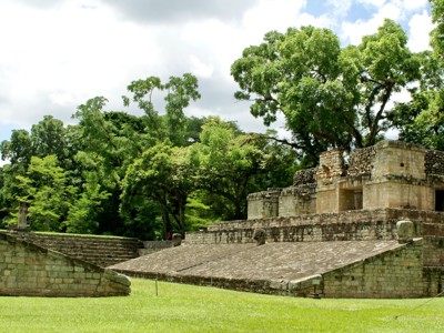 Ruïnes van de Maya-stad Copán tussen groen in Honduras tijdens de route Guatemala, El Salvador en Honduras.