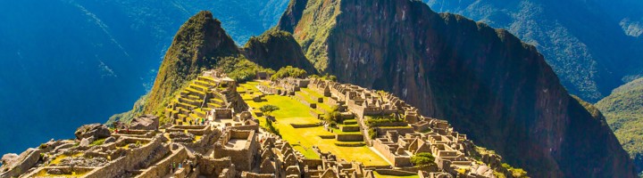 Machu Picchu in Peru met Inca-ruïnes en groene terrassen, gezien vanaf de Inca Trail.