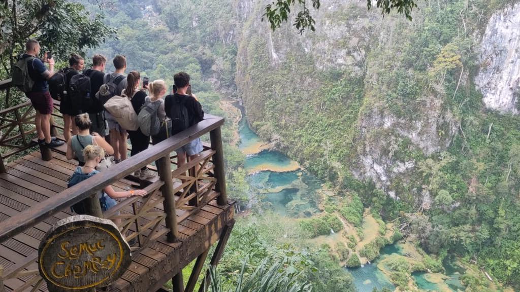 Groep wandelaars bij junglewaterval tijdens 22-35ers reis Guatemala, Honduras en El Salvador.