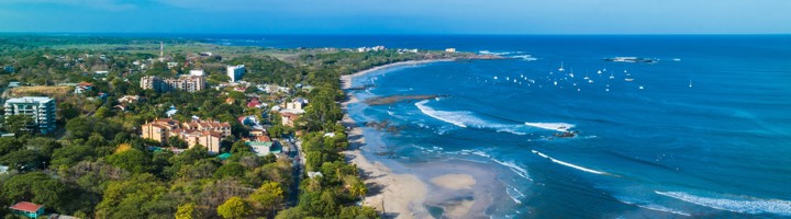 de kust en het strand van Guanacaste in Costa Rica, met golven en boten in zee.