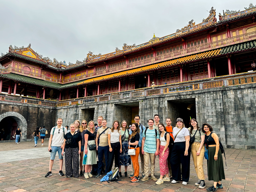 Groepsfoto van 22-35ers tijdens rondreis Vietnam bij de Keizerlijke Stad in Hué.