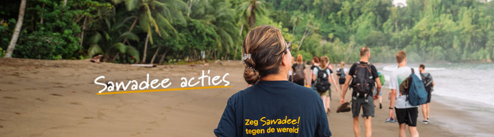 Groep wandelaars op een tropisch strand met tekst “Sawadee acties”.