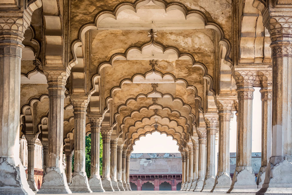 Bogen en zuilen in een historische paleisgalerij in India tijdens een 22-35ers groepsrondreis.