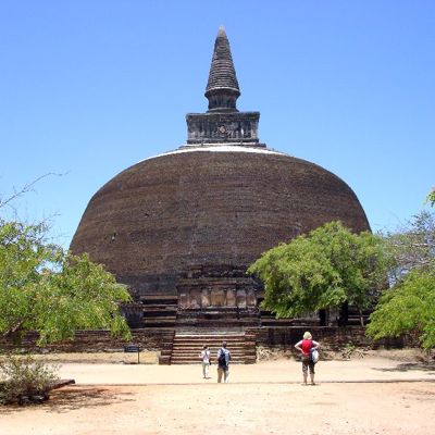 Grote boeddhistische stoepa in Anuradhapura, Sri Lanka, tijdens een groepsrondreis langs hoogtepunten.