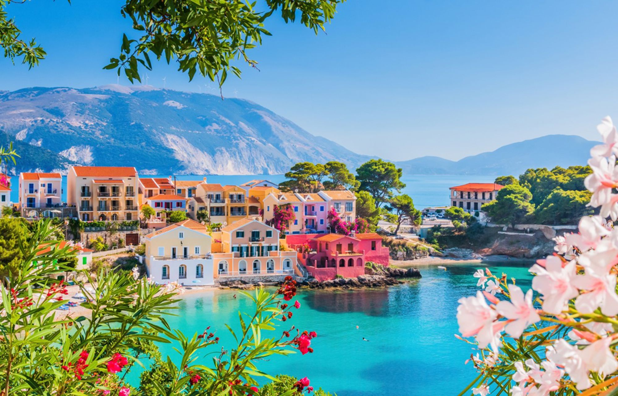 Kleurrijke huizen aan een turquoise baai op Kefalonia, Griekenland.