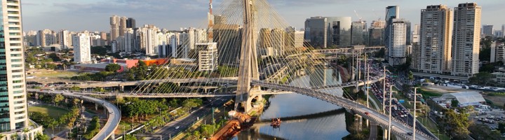 Estaiada-brug over de rivier Pinheiros met skyline van São Paulo.