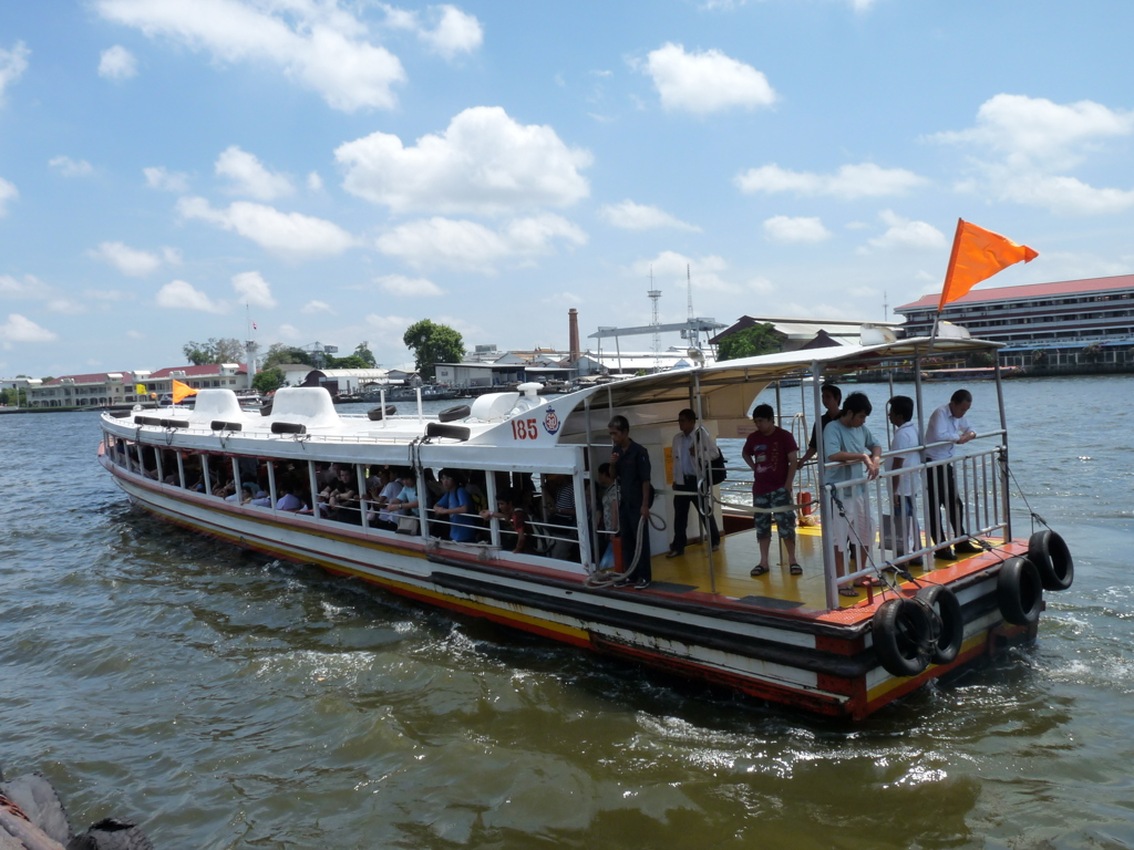 Rivierboot met passagiers op de Chao Phraya in Bangkok tijdens een groepsrondreis Thailand.