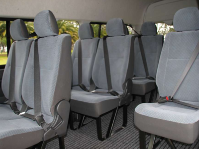 Interieur van een minibus met zitplaatsen voor groepsreizen in Zuid-Afrika.