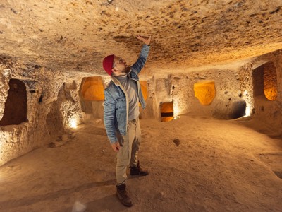 Wandelaar in ondergrondse rotswoning in Cappadocië, Turkije, tijdens de Route Cappadocië.