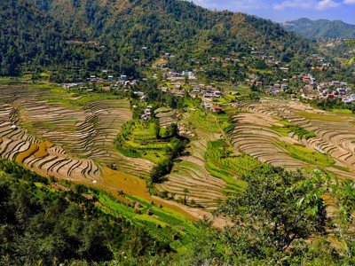 Rijstterrassen en dorpen in de heuvels van Nepal langs de Route Nepal.